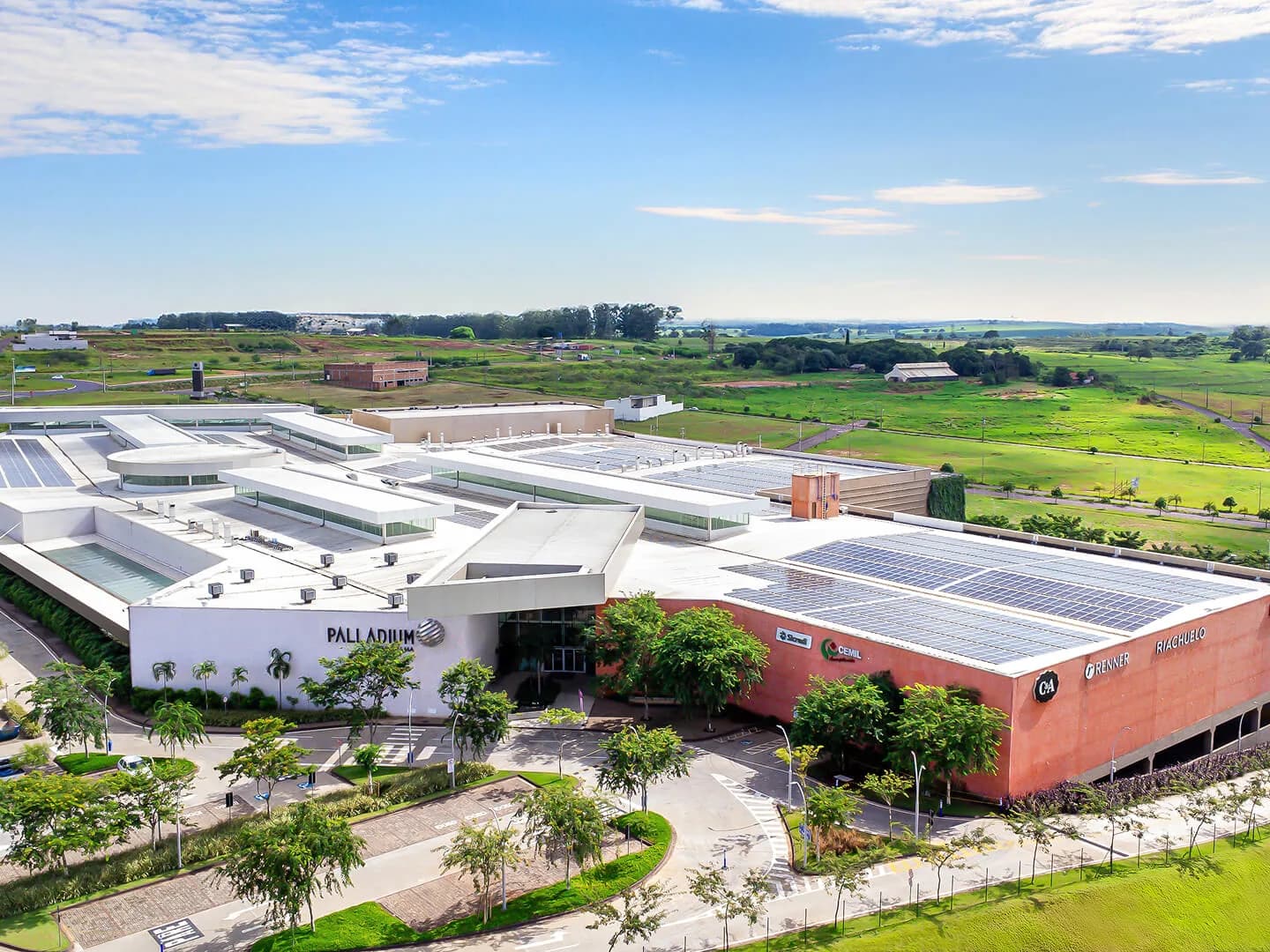 Vista aérea de um shopping integrado à malha urbana